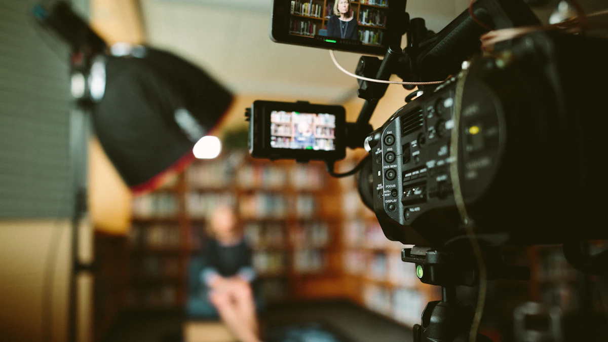 Cámara de video en primer plano frente a una persona dentro de un estudio